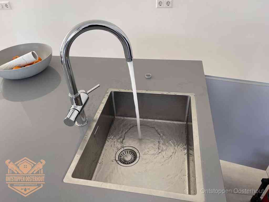 Een vrij doorstromende rvs spoelbak waar het water moeiteloos wegloopt, het resultaat van slim onderhoud dat geld bespaart in Oosterhout
