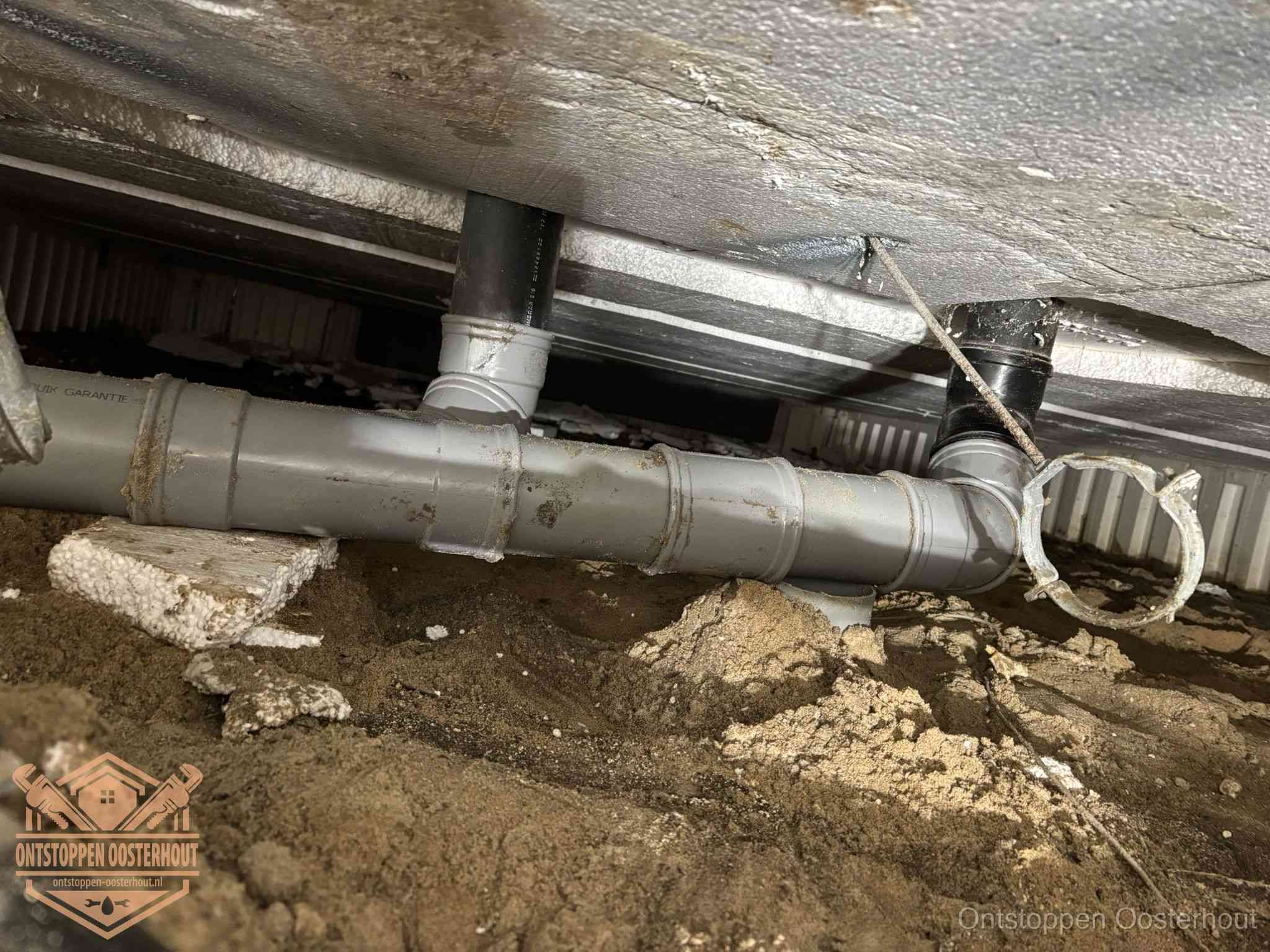 PVC-buizen in de kruipruimte van een gemengd of gescheiden rioolstelsel in Oosterhout