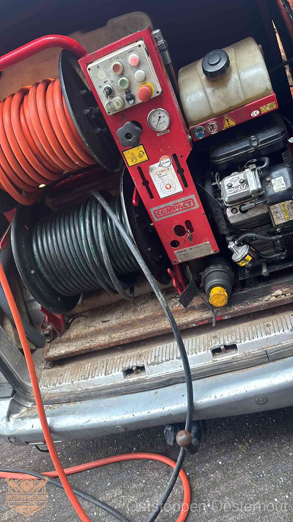 Hogedrukreiniger met slanghaspels in de bus voor het ontstoppen van het riool in Oosterhout