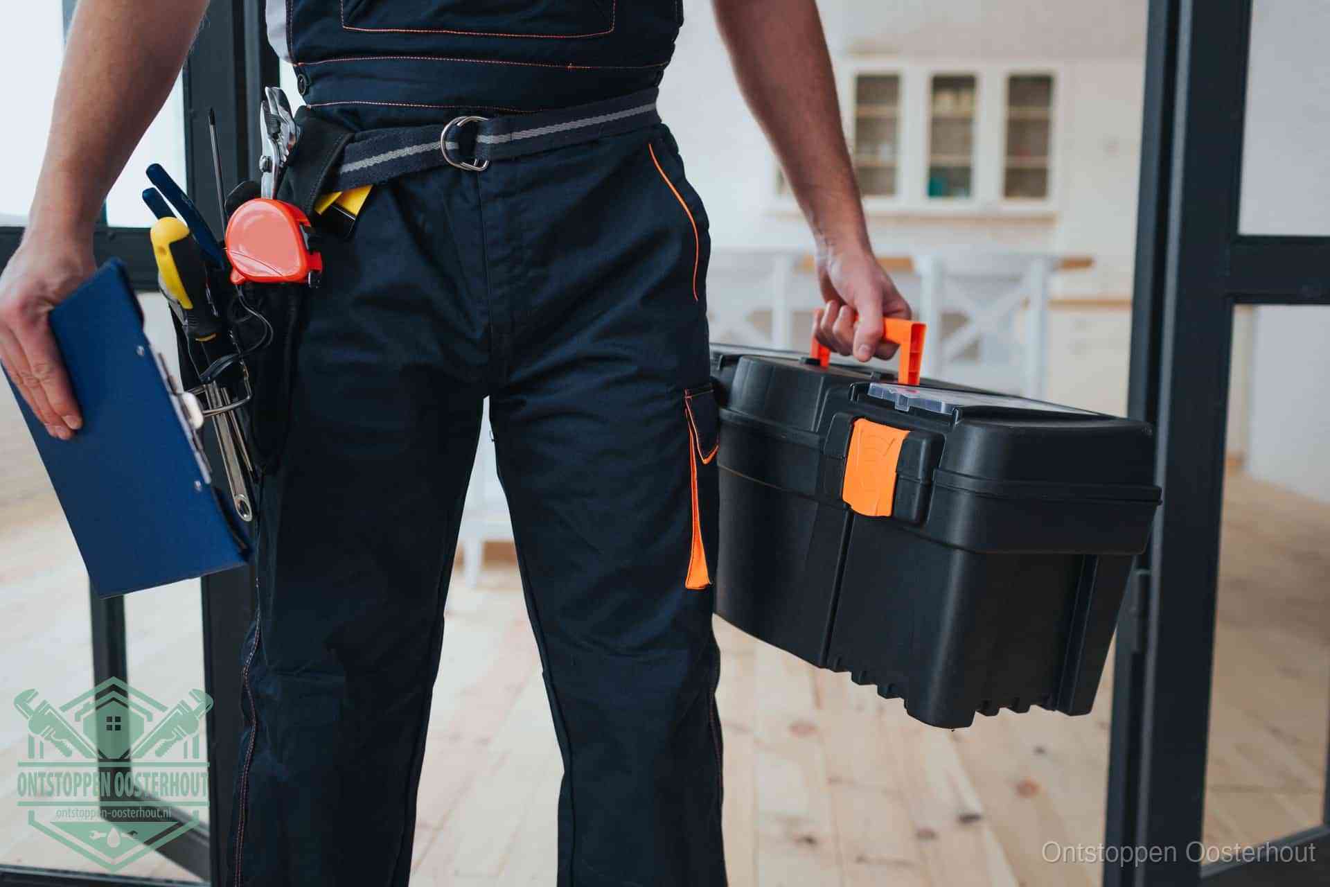 Een monteur met gereedschapsriem en klembord, klaar om een transparante prijs voor het afvoer ontstoppen in Oosterhout te geven