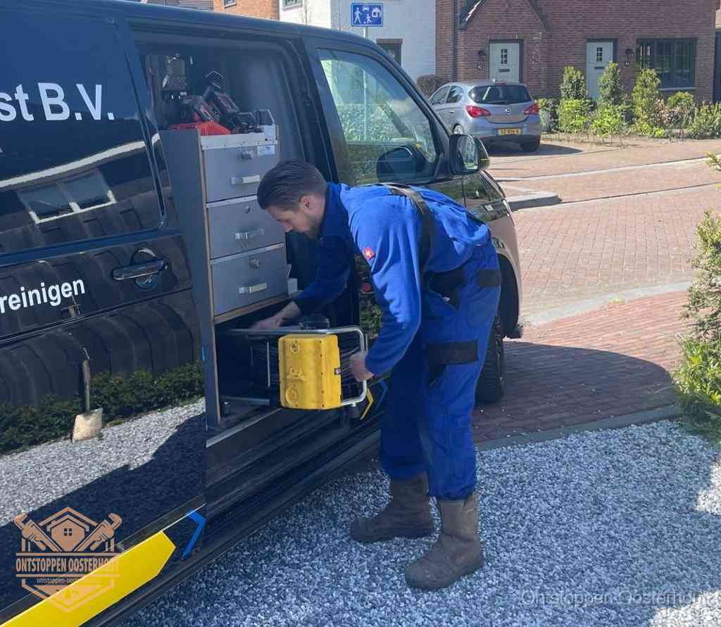 Een monteur pakt apparatuur uit de bedrijfsbus voor service aan huis, het moment om een professional in te schakelen in Oosterhout