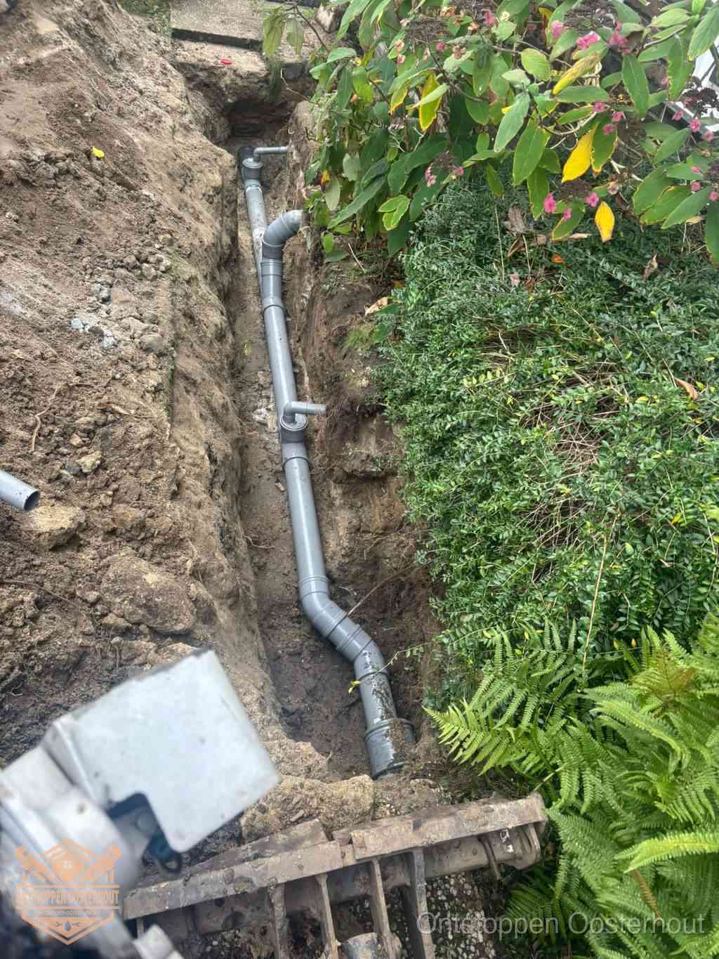 Open sleuf met nieuwe PVC-buizen, riool repareren en vervangen in Oosterhout