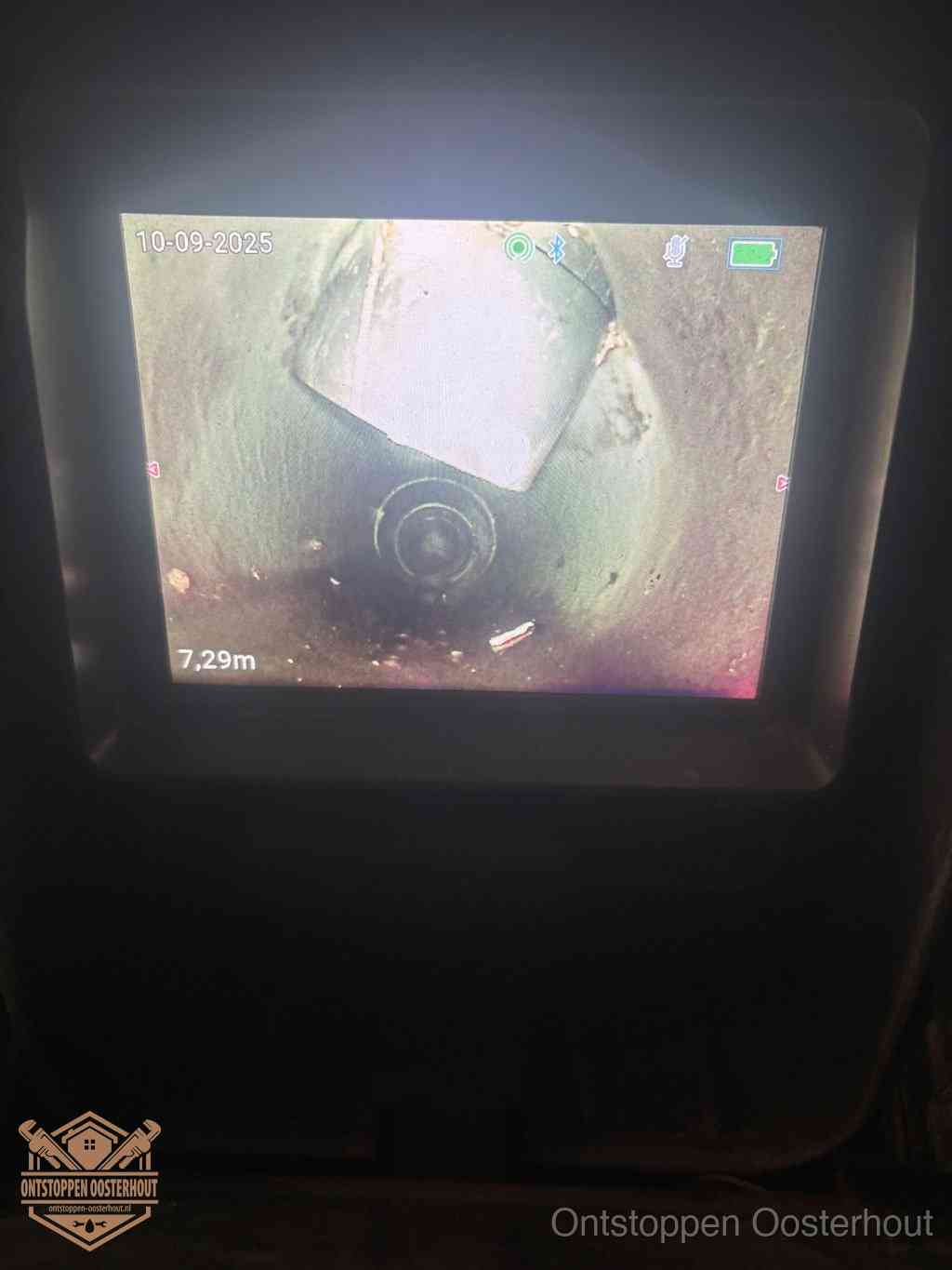 Camerabeeld van een verzakte rioolbuis diep onder de grond, een rioolverzakking in Oosterhout