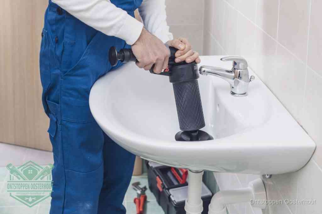 Een te ruwe doe-het-zelf poging met een hand-pomp op de afvoer van een badkamer-wastafel, een van de veelgemaakte fouten bij afvoer ontstoppen in Oosterhout