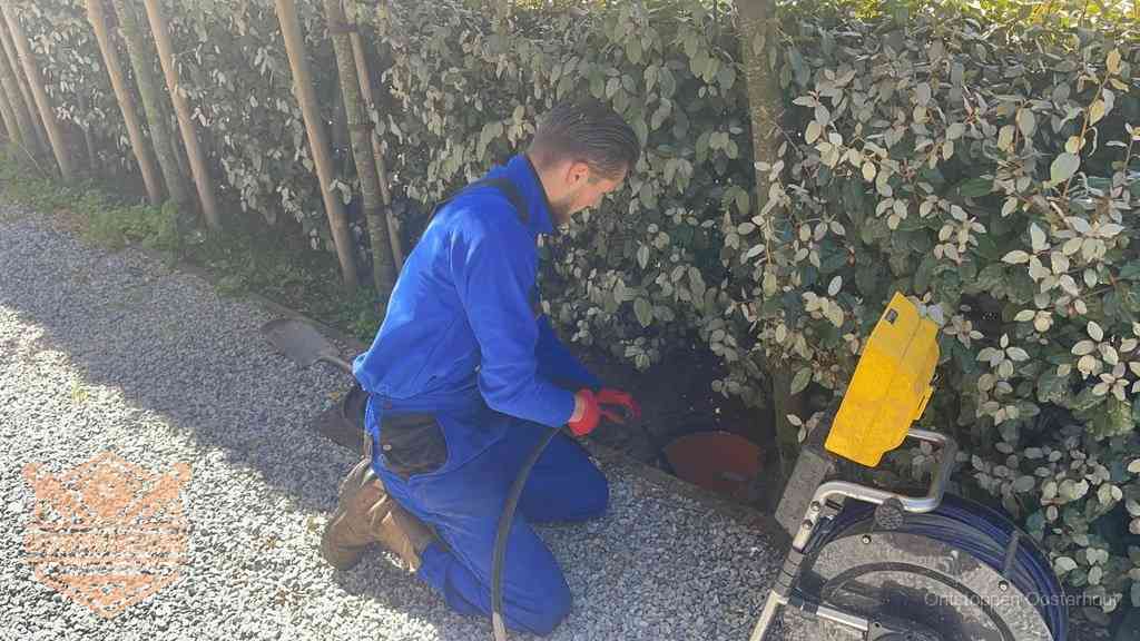 Monteur aan het werk bij een rioolput, de werkwijze voor riool ontstoppen in Oosterhout